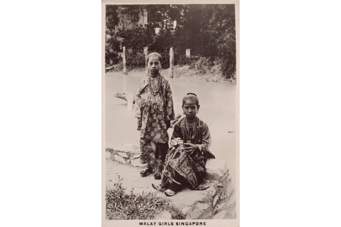 <strong>Malay girls dressed in traditional attire and jewellery in Singapore</strong>